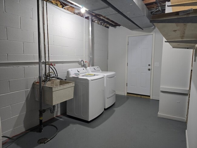 Building Photo - 5570 Shorewood Ln