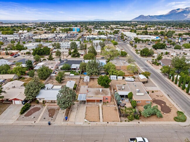 Building Photo - Unfurnished | 2 Bed / 1 Bath | NE Albuquer...