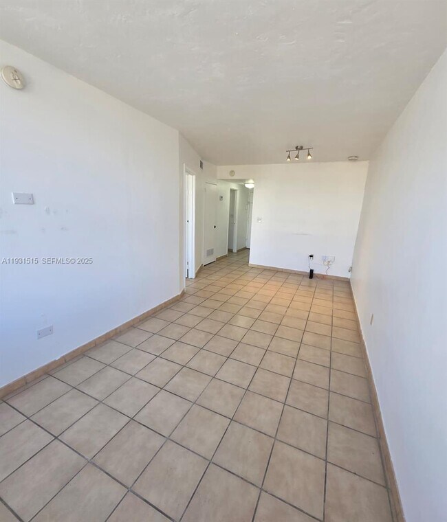 Building Photo - 2899 Collins Ave