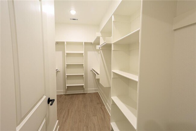 Building Photo - 970 Moksha St