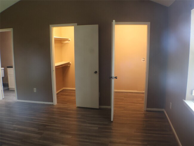 Building Photo - 7700 Creekbend Dr