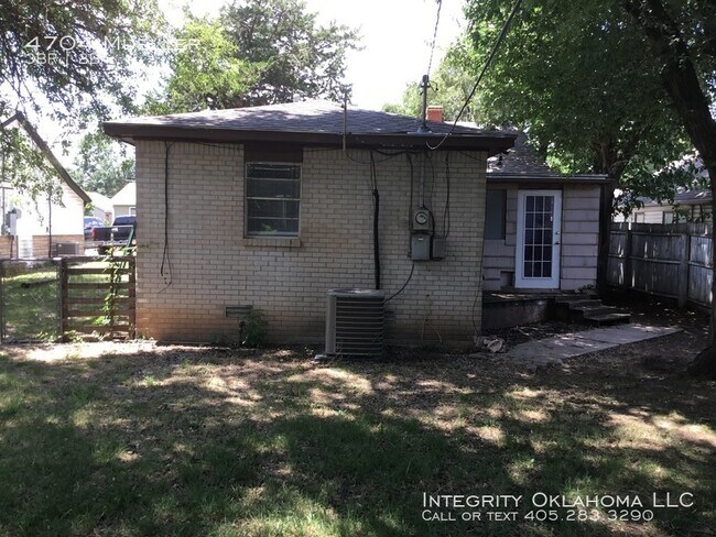 Building Photo - 4704 N Mueller Ave