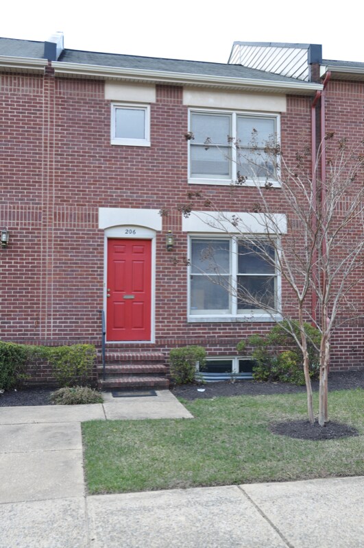 Primary Photo - 206 Roundhouse Ct