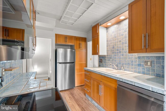 Building Photo - 11 E Rosemont Ave