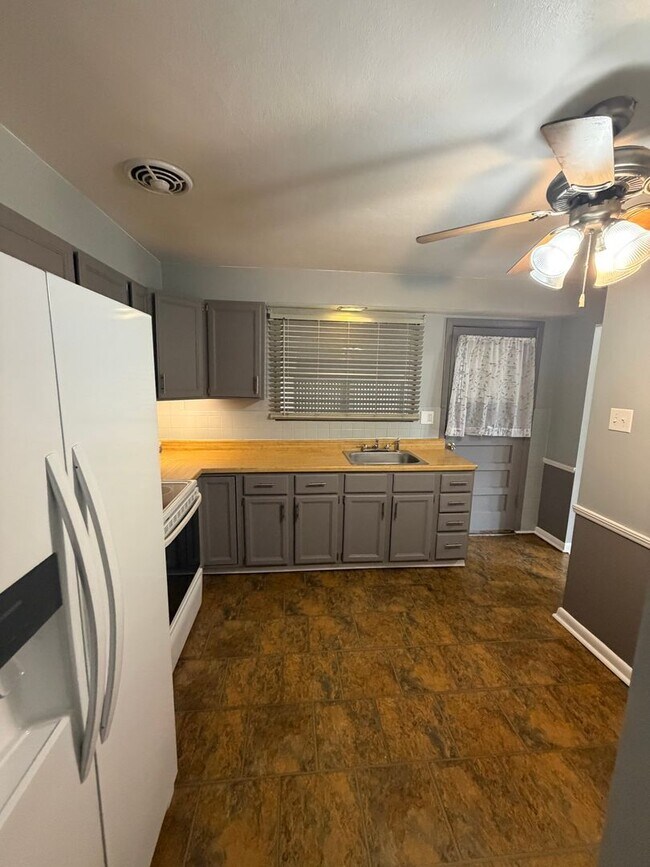 Building Photo - 1315 Mendell Dr