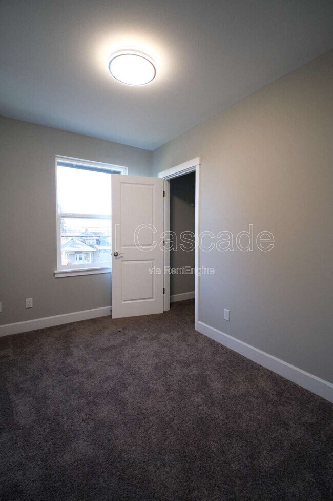 Building Photo - 933 S Sprague Ave