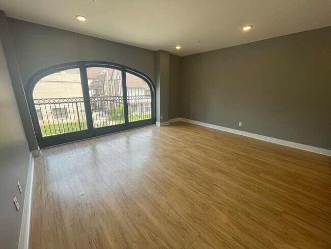 Interior Photo - 115 N Washington St