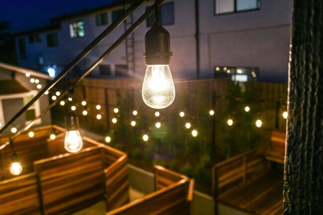 Building Photo - Updated 1 Bed 1 Bath in the Heart of Echo Park - Parking, laundry and great views!