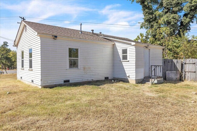 Building Photo - 2000 N Douglas Blvd