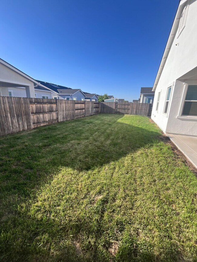 Building Photo - BEAUTIFUL SINGLE STORY HOME IN WEST ROSEVI...