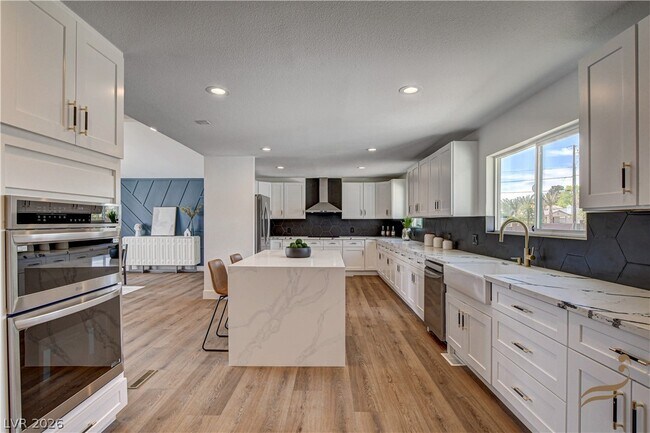 Building Photo - 2685 S Tenaya Way