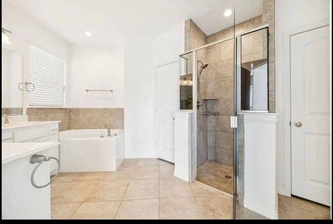 Building Photo - 725 Gray Washington Dr