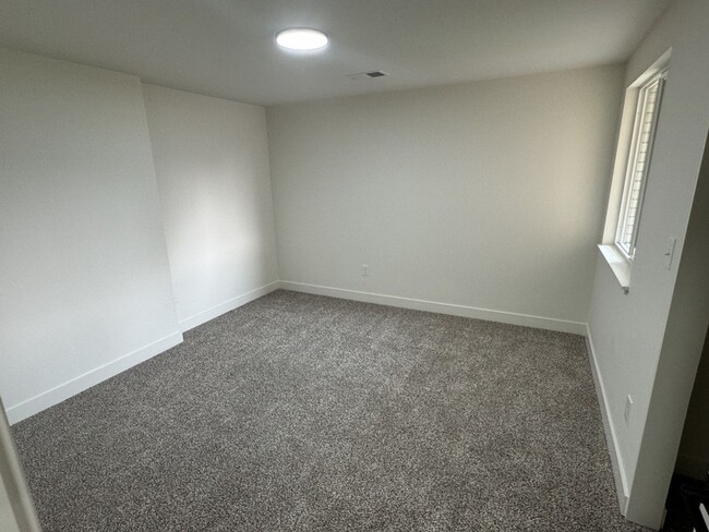 Building Photo - Newly Renovated 2BD 1BA Duplex with Garage