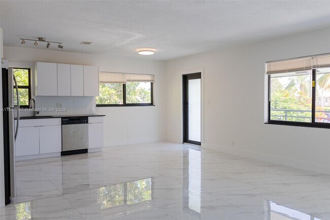 Building Photo - 2140 NE 56th St