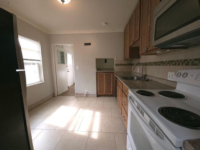 Building Photo - 896 18th St