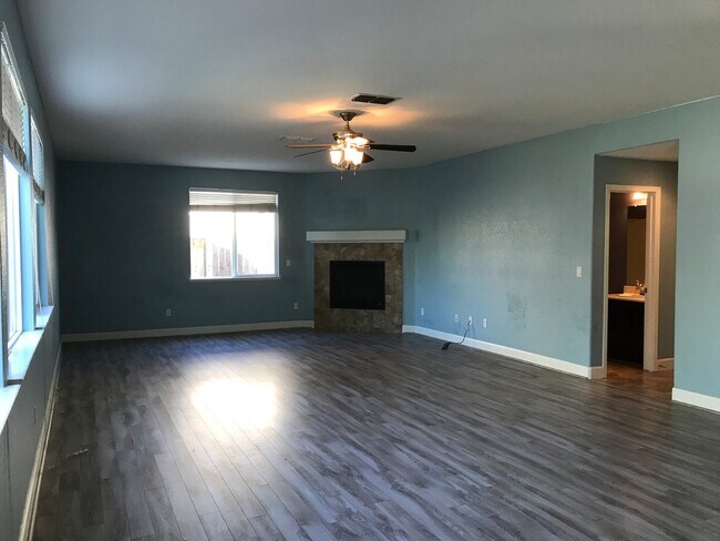 Building Photo - Beautiful Plumas Lake Home