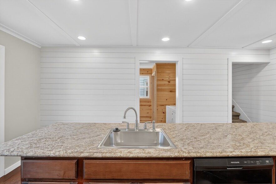 Building Photo - 428 W Delavan Dr