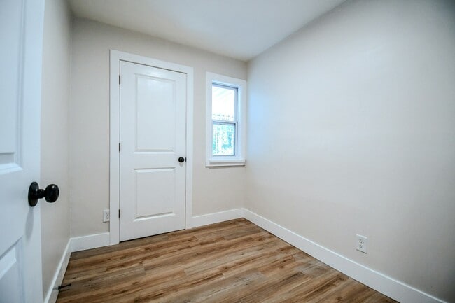 Building Photo - 4126 Sylvan Dr