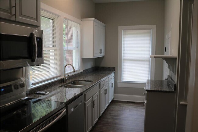 Building Photo - 613 Summit Ave