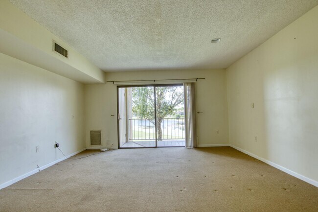 Building Photo - 4657 Fountains Dr S