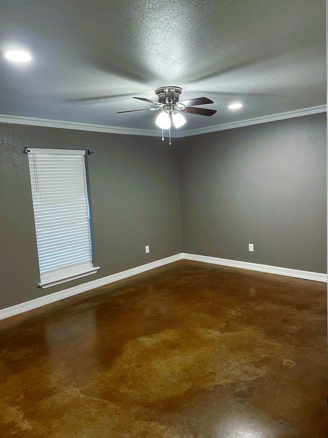 Building Photo - 713 Overlook Dr