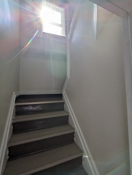 Building Photo - 608 Elmwood Ave