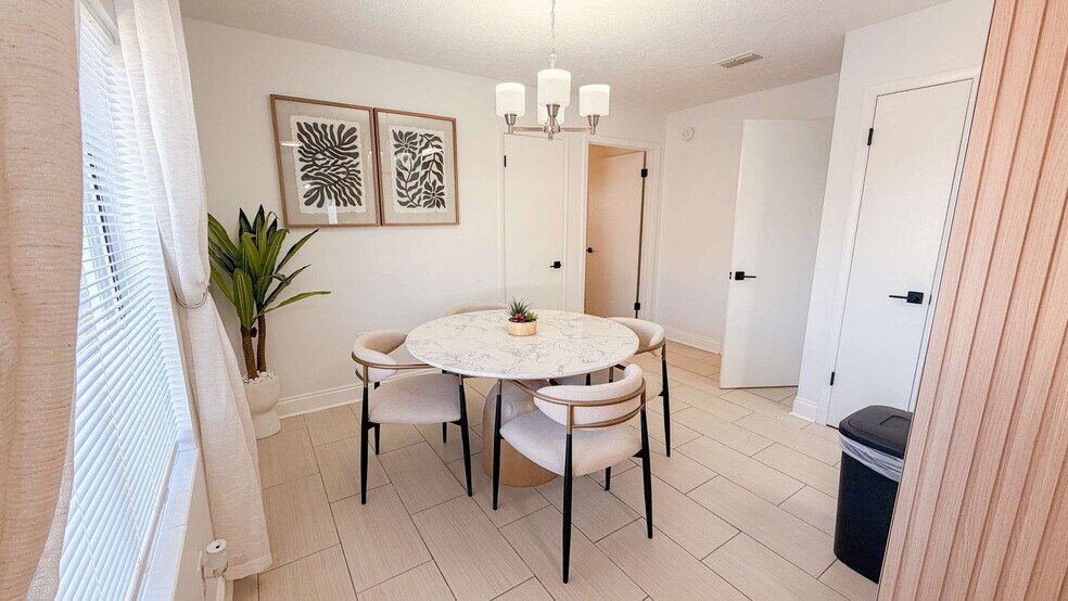 Building Photo - 300 W 23rd Pl