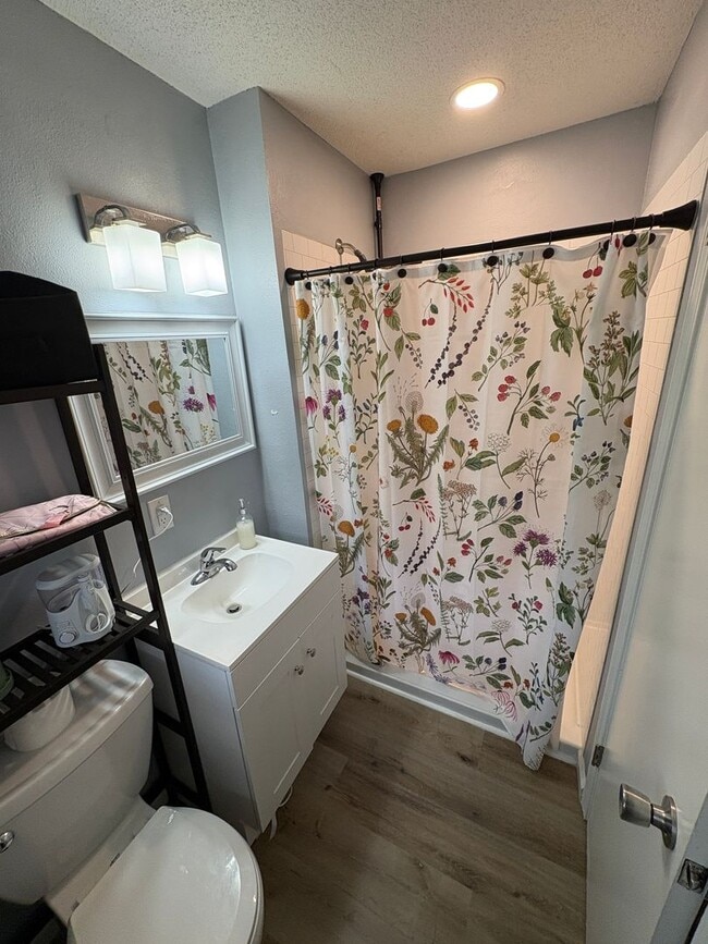 Building Photo - Great Location