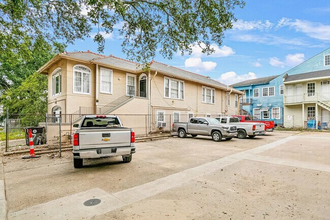 Building Photo - Renovated 1BD/1BA 2 Blocks Off St. Charles Ave.