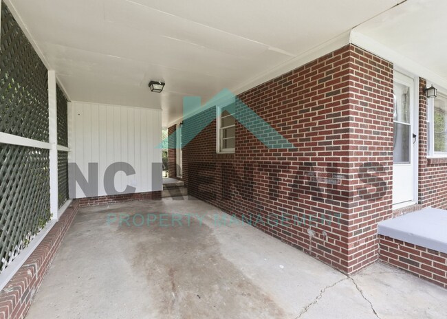 Building Photo - 1800 Woodmere Dr