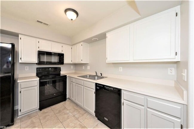 Building Photo - 176 White Cedar Ln