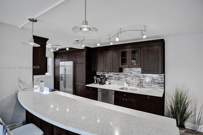 Building Photo - 1160 Hillsboro Mile