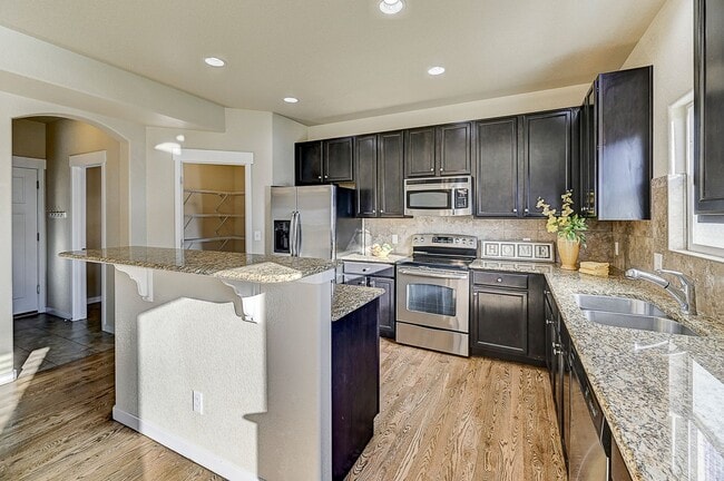 Building Photo - HUGE SIX (6!!!) BD HOME IN LORSON RANCH! **$500 credit with a 16-month lease start date by Dec 15...