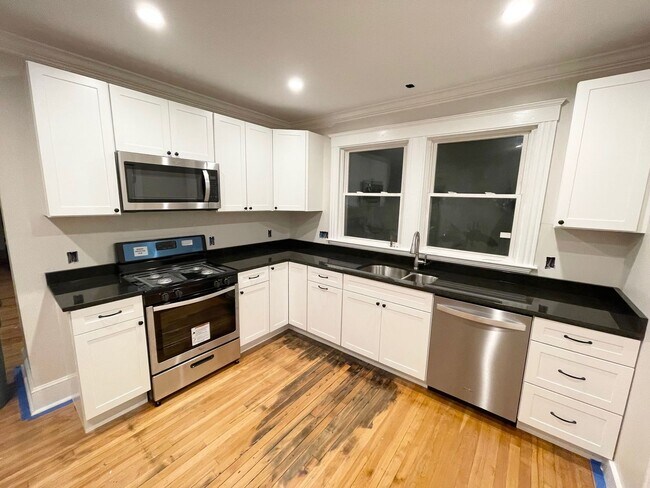 Building Photo - 94 Mellen St