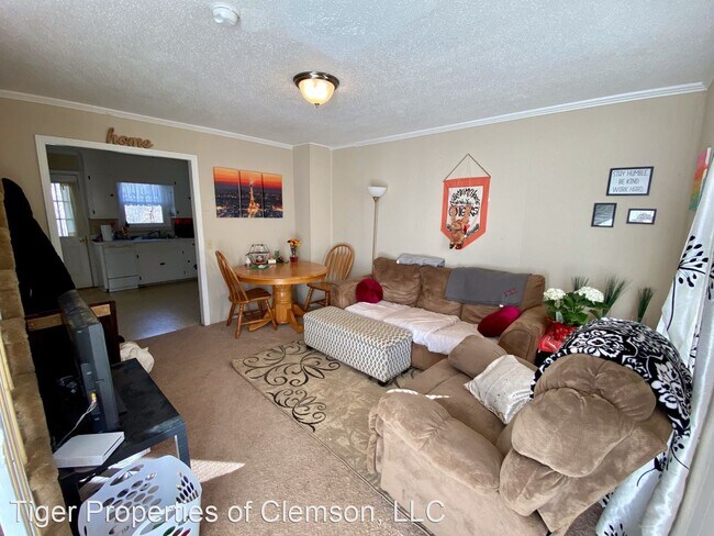 Building Photo - 2 br, 1 bath Room For Rent - 415 Lindsay Rd