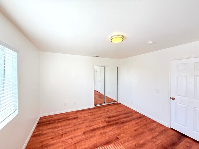 Building Photo - 762 W 21st St