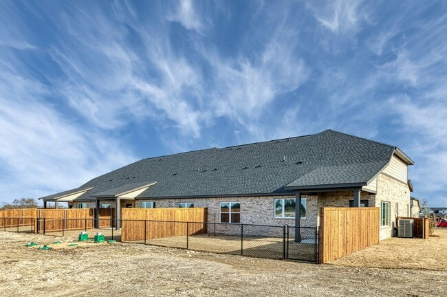 Building Photo - AVAILABLE NOW! 3 BEDROOM TRIPLEX LOT LOCATED ON 1-ACRE LOT IN MIDLOTHIAN, TX!