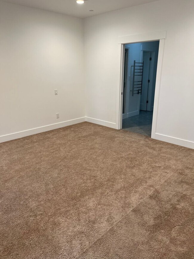 Building Photo - Newly Remodeled - 4/2 Concord Rancher - Lo...