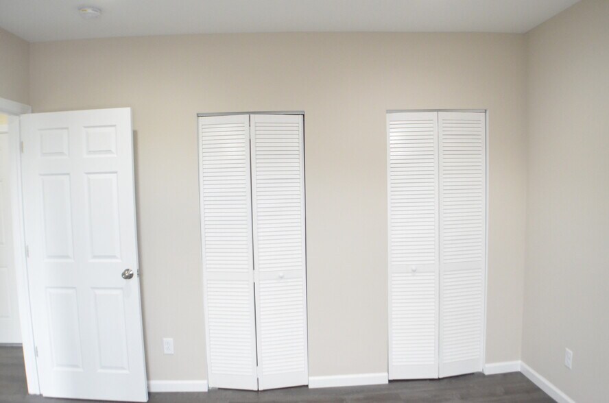 Building Photo - 563 Burritt St