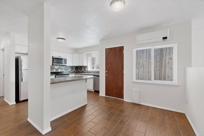 Building Photo - Close in West Side 2 bedroom 1.75/ba 1/cg