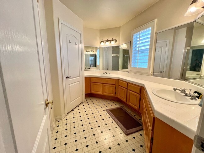 Building Photo - Amazing Downtown Torrance! - 3 bd / 2.5 ba...
