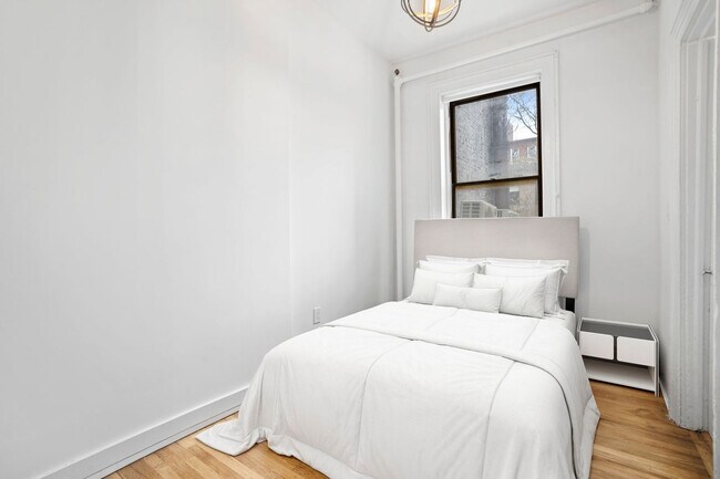 Building Photo - 257 W 19th St