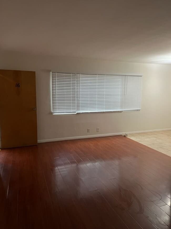 Building Photo - Beautiful One bedroom in gated complex one block from Ocean In Long Beach