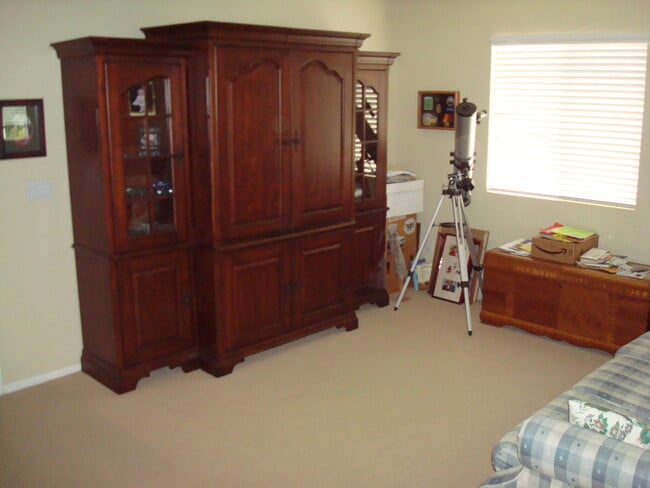 Building Photo - Large 3 bedroom home with loft and large b...