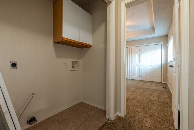 Building Photo - Beautiful  3 Bedroom, 2.5 Bath Condo in Canterbury!