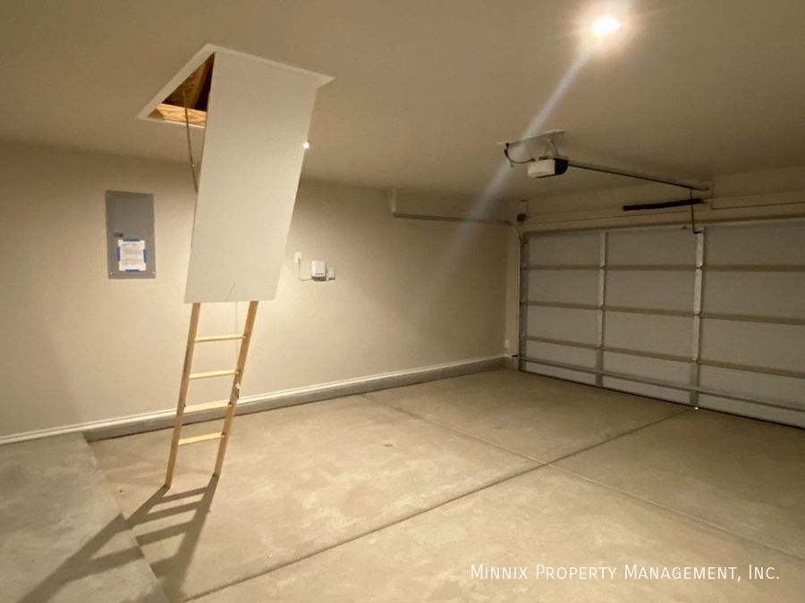 Building Photo - 1217 E 89th St