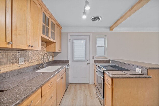 Building Photo - COLLEGE HILL-BEAUTIFULLY MAINTAINED 3 BEDR...