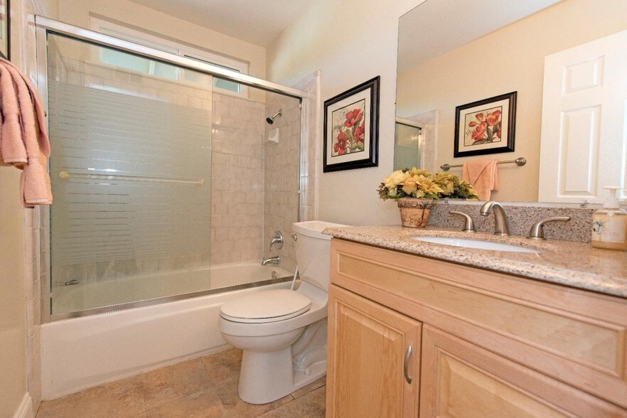 upstairs bathroom - 600 Calpella Dr