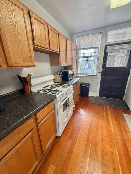 Building Photo - 4858 N Hermitage Ave