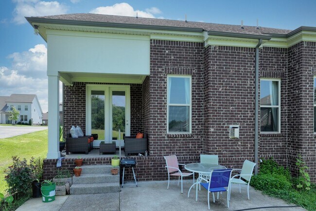 Building Photo - **2019-BUILT EXECUTIVE HOME IN A CUL-DE-SA...